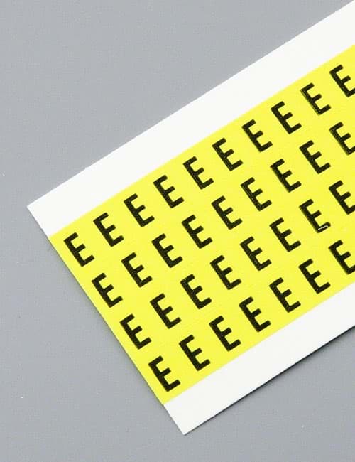 Letterkaart -E- zwart op geel 6x9mm (144 per kaart)
