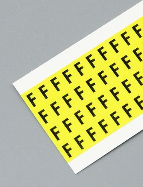 Letterkaart -F- zwart op geel 6x9mm (144 per kaart)
