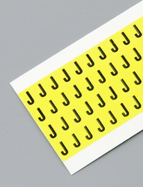 Letterkaart -J- zwart op geel 6x9mm (144 per kaart)