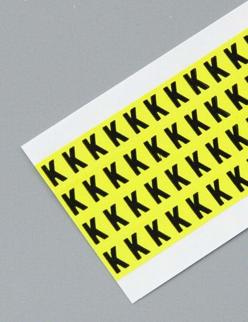 Letterkaart -K- zwart op geel 6x9mm (144 per kaart)