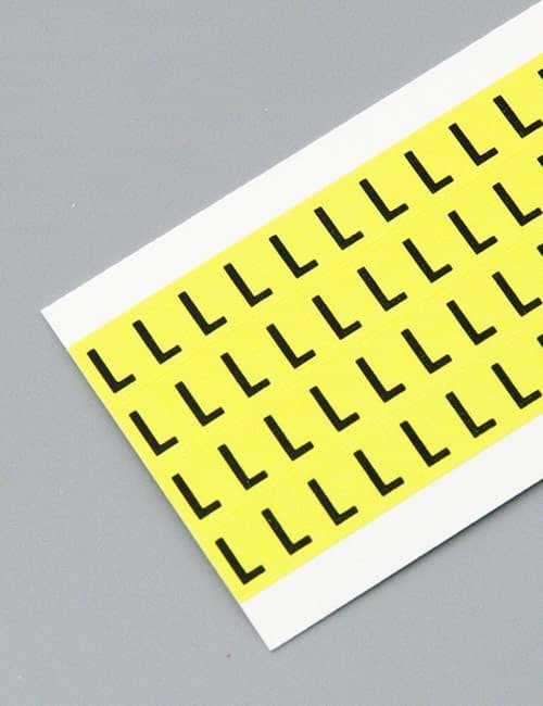 Letterkaart -L- zwart op geel 6x9mm (144 per kaart)