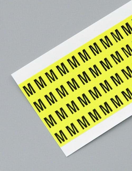 Letterkaart -M- zwart op geel 6x9mm (144 per kaart)