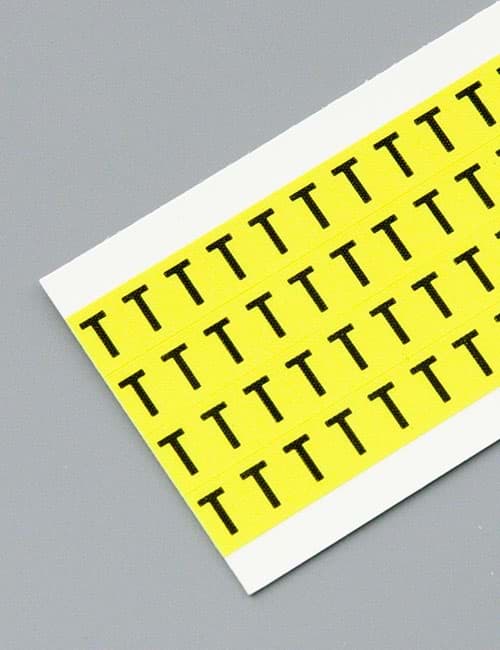 Letterkaart -T- zwart op geel 6x9mm (144 per kaart)