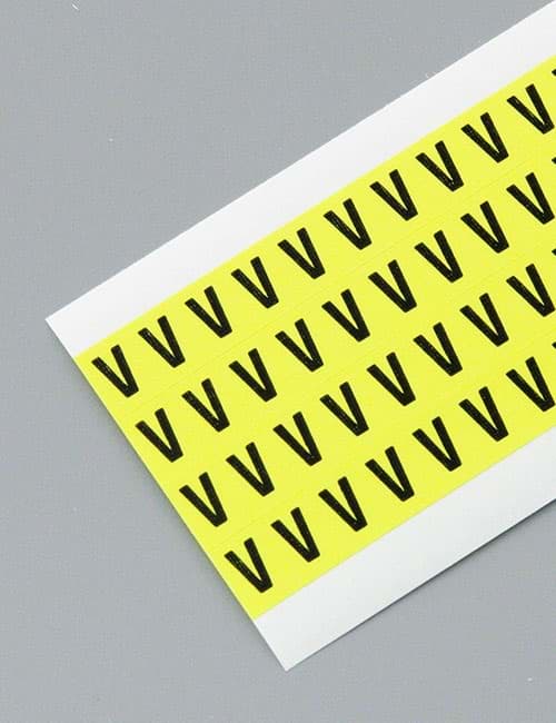 Letterkaart -V- zwart op geel 6x9mm (144 per kaart)