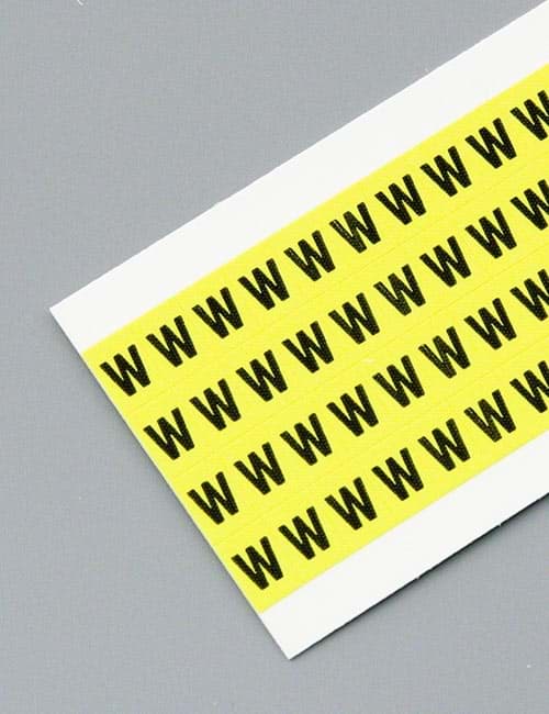 Letterkaart -W- zwart op geel 6x9mm (144 per kaart)